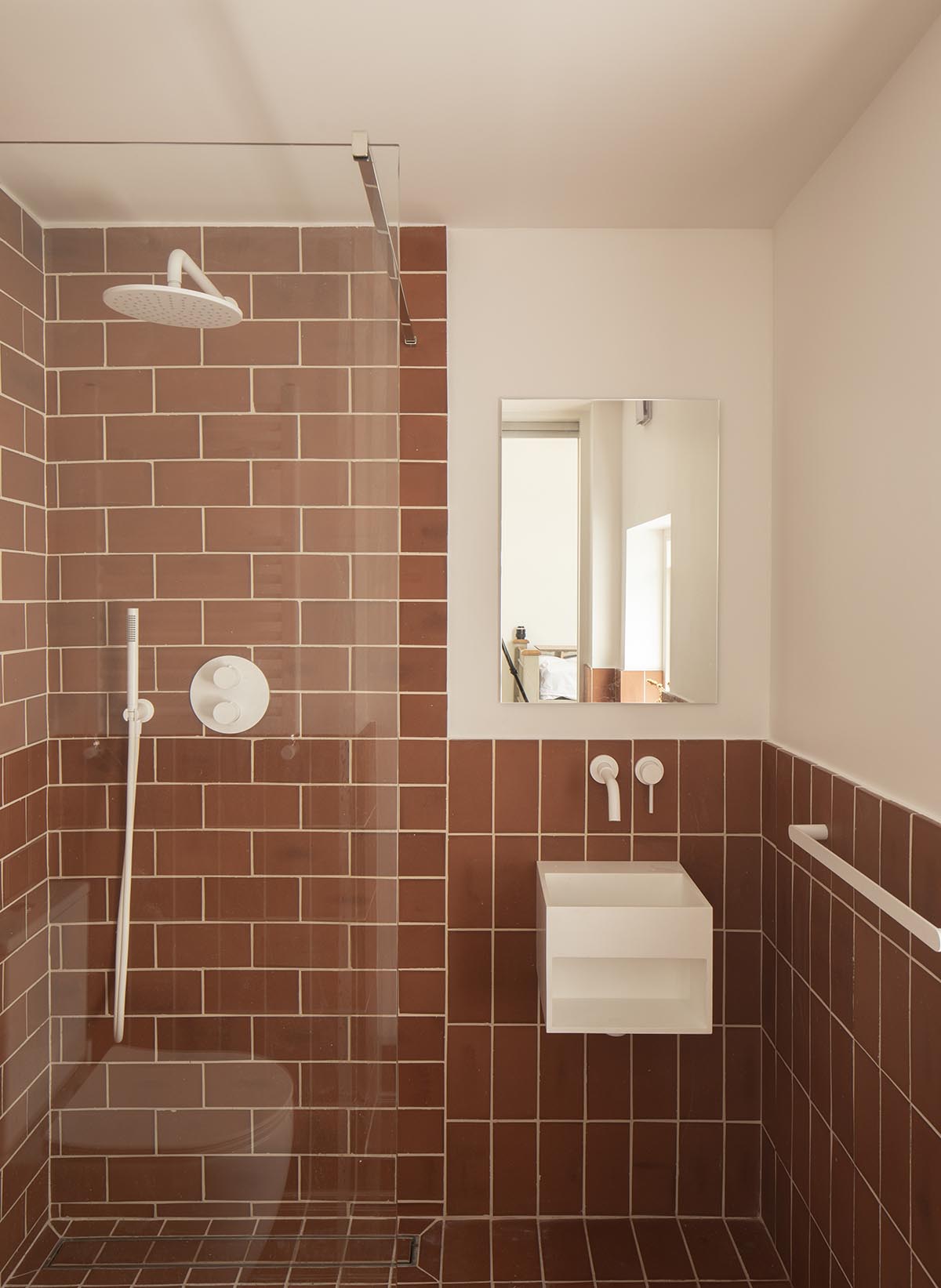 Ketley Quarry tiles in the bathroom of a refurbishment project in Ireland image by Peter Molloy