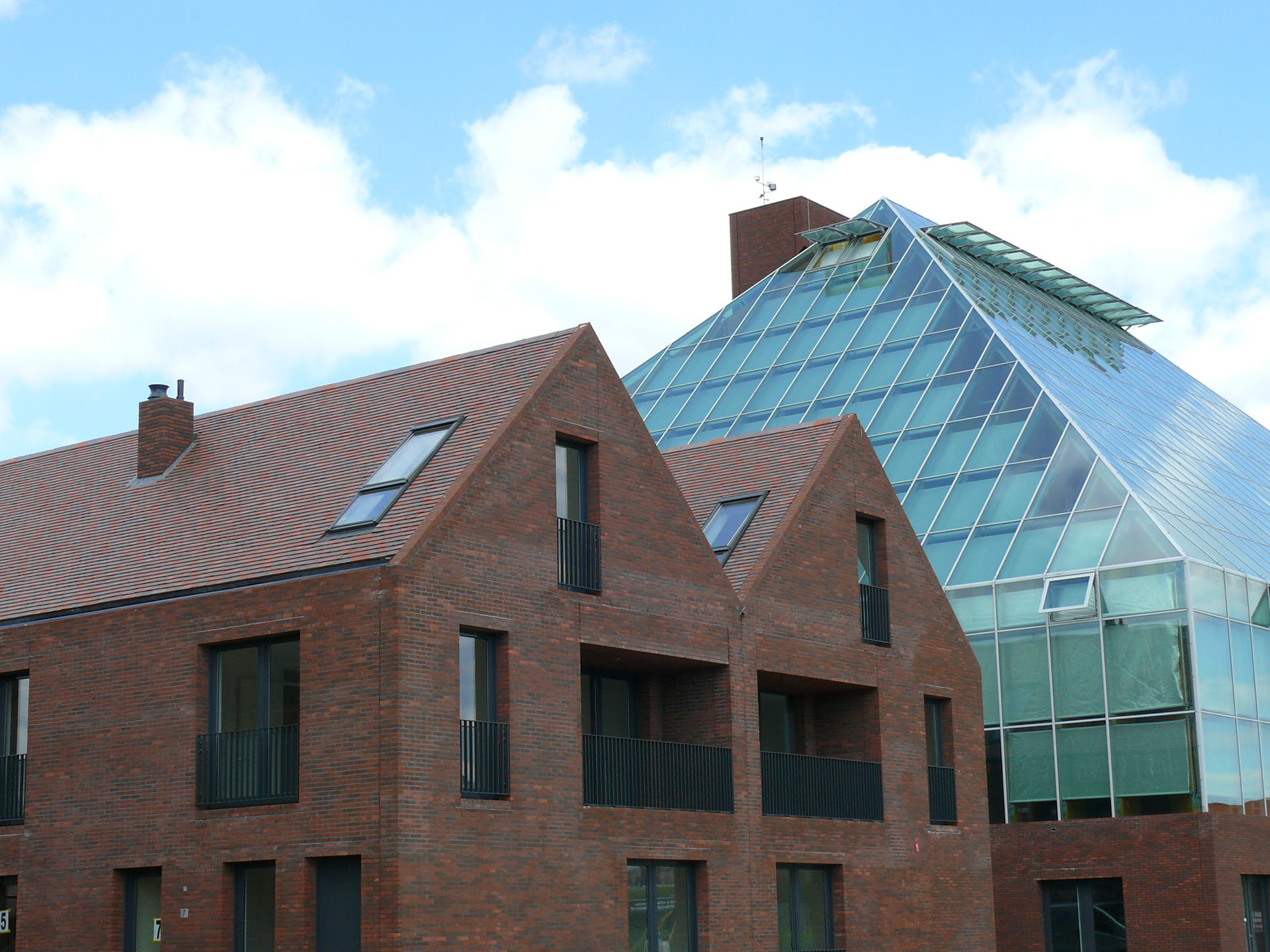 a mixed blend of Dreadnought tiles selected to match the brickwork at Spijkenisse