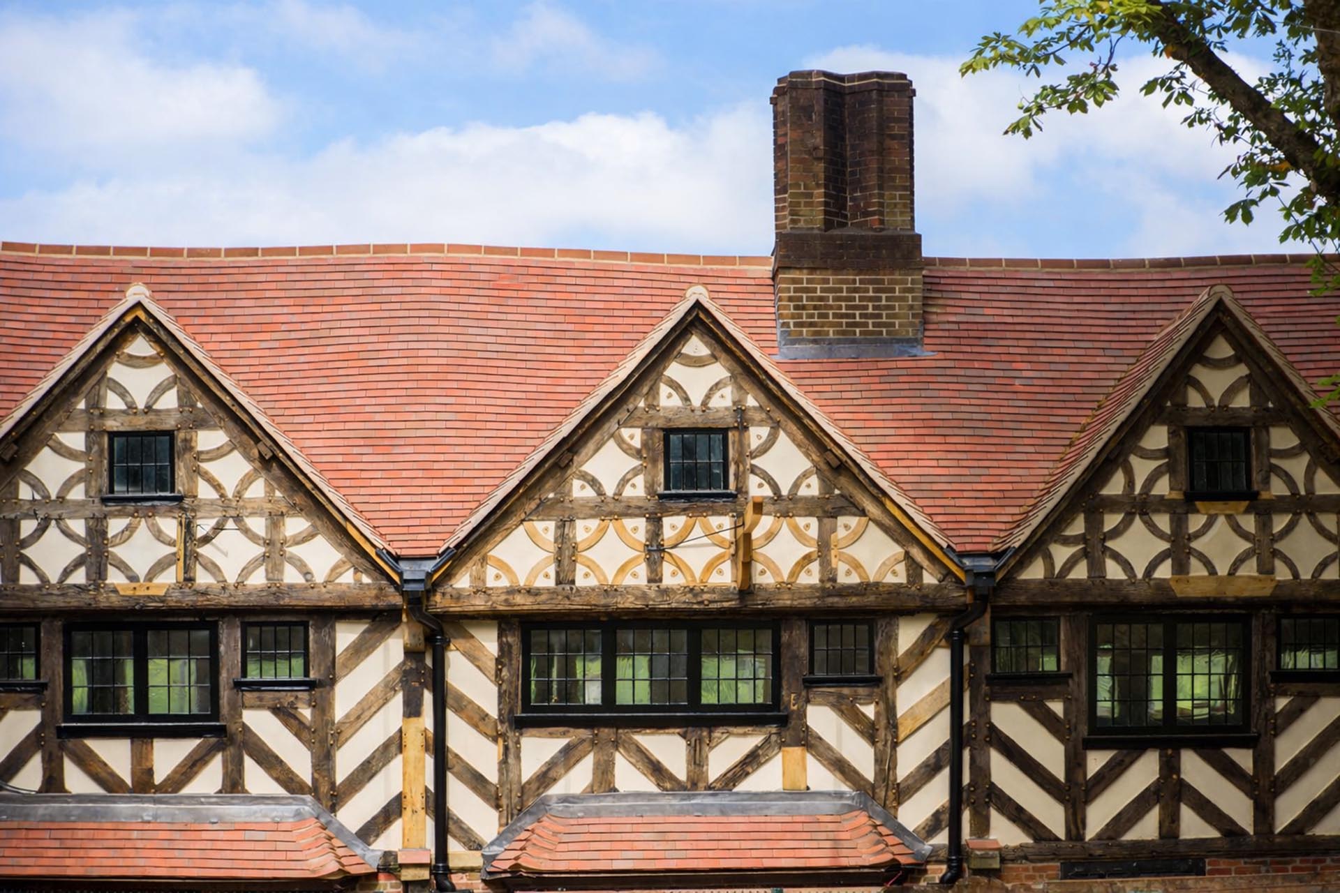 brown antique sandfaced rooftiles at the Golden Lion in Birmingham